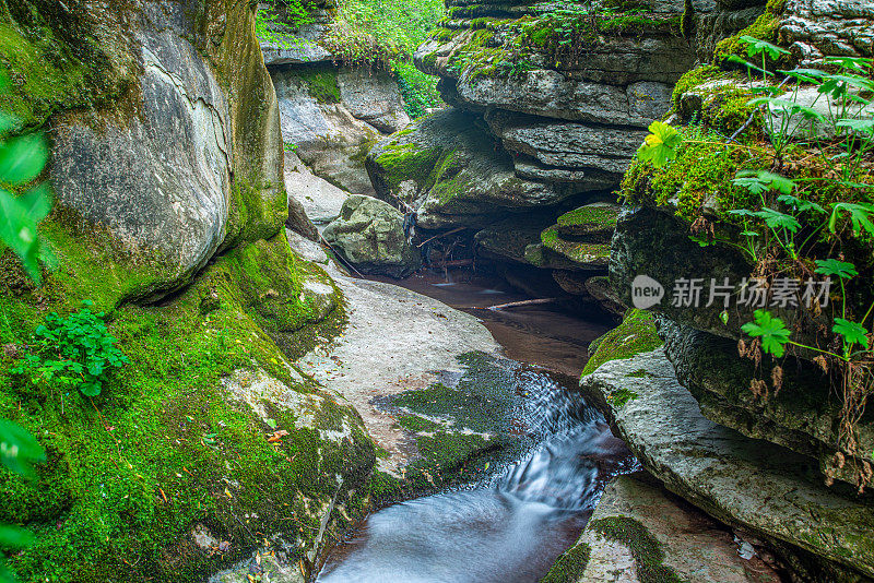 岩石峡谷的图像，Rosomacki lonci，小溪和瀑布